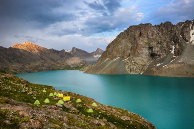 Harika dağ manzarası (göl, highland, tepe, güzellik Dünya) ısmarlayarak Terskey Alatoo Dağları, Tanrı Dağları, Karakol, Kırgızistan Alakul Gölü yakınında