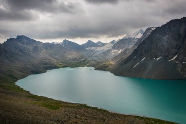 Harika dağ manzarası (göl, highland, tepe, güzellik Dünya) ısmarlayarak Terskey Alatoo Dağları, Tanrı Dağları, Karakol, Kırgızistan Alakul Gölü yakınında
