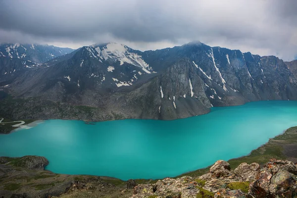 Magnifique paysage de montagne (lac, montagne, pic, monde de la beauté) Vue pittoresque près du lac Alakul dans les montagnes Terskey Alatoo, Tian-Shan, Karakol, Kirghizistan — Photo