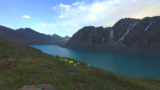 Paysage Alpin Panoramique Avec Ciel Lac Tentes Chaînes Montagnes — Video