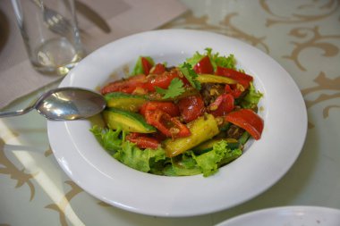 Taze salata, domates, salatalık ve yeşillik..