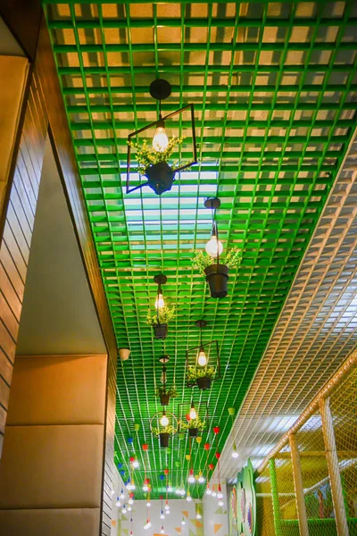 Interior del techo de la cafetería con bombilla. Color verde . — Foto de Stock