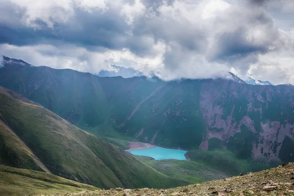 Beau paysage avec des nuages sur les montagnes et le lac. Paysage naturel . — Photo