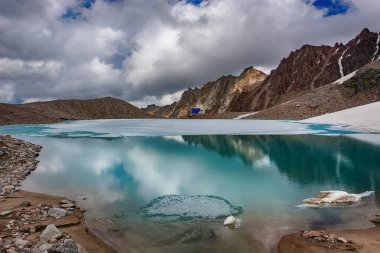 Turkuaz gölü, yansıması, tepeleri olan harika bir dağ manzarası. Adygine Gölü 'nün yakınındaki resim manzarası.