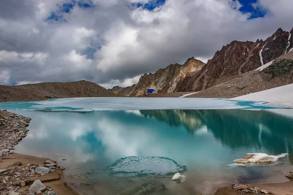 Wonderful mountain landscape with turquoise lake, reflection, peaks . Picturesque view near Adygine lake. — Stock Photo, Image