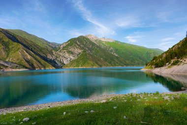 Kırgızistan, Tian-Shan 'daki Karasuu Gölü' nün güzel turkuvaz rengi..
