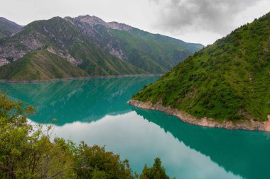 Güzel dağ turkuazının rengi Karasuu Gölü. Kırgızistan.