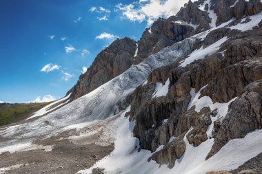 Güzel buzulları olan dağlarda yürüyüş parkurları olan huzurlu yaz manzarası..