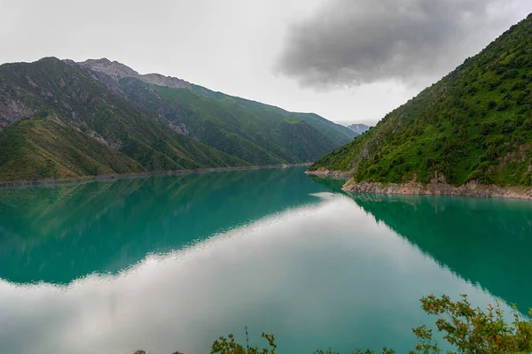 キルギスタンの天山にある美しい山のターコイズ色の湖烏 — ストック写真