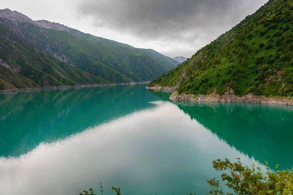 Bellissimo Lago Colore Turchese Montagna Karasuu Tian Shan Kirghizistan — Foto Stock