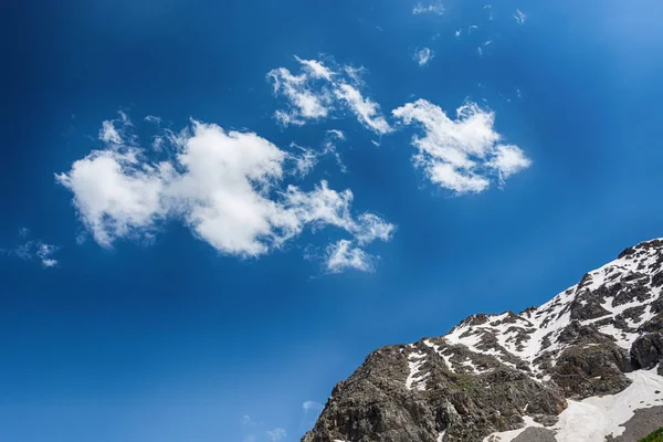 Диллический летний пейзаж с пешеходной тропой в горах с красивым голубым небом и облаками. — стоковое фото