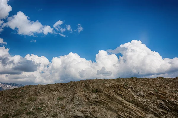 Айдиллические летние горы с голубым небом и облаками. — стоковое фото