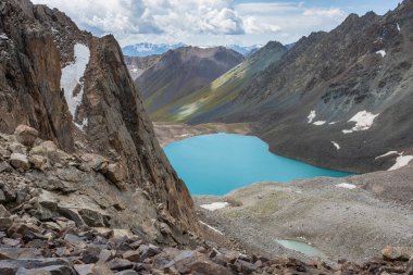 Muhteşem dağ manzarası (göl, dağlık arazi, tepe, güzellik dünyası) Kırgızistan 'daki Ala-archa yakınlarında resim manzarası, Tian-Shan, Karakol, Kırgızistan.