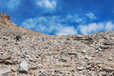 Sırt çantalı turist, Kırgızistan 'daki Ala-archa ulusal parkındaki buzullara tırmandı. Güzel ilham verici manzara, yürüyüş ve aktivite.