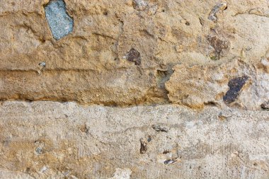 İç ya da dış yüzey için sarı beton duvar cilalanmış. Çimentoda kumdan ve tonlamalardan oluşan bir taş, tasarım, çalışma zemini dokusu arka planda.