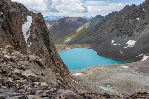 Muhteşem dağ manzarası (göl, dağlık arazi, tepe, güzellik dünyası) Kırgızistan 'daki Ala-archa yakınlarında resim manzarası, Tian-Shan, Karakol, Kırgızistan.