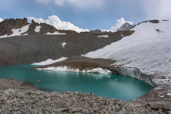 Muhteşem dağ manzarası (göl, dağlık arazi, tepe, güzellik dünyası) Kırgızistan 'daki Ala-archa yakınlarında resim manzarası, Tian-Shan, Karakol, Kırgızistan.