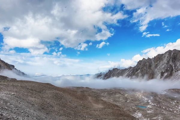 Mountain landscape view in Kyrgyzstan. Rocks, snow and stones in mountain valley view. Mountain panorama. — Stock Photo, Image