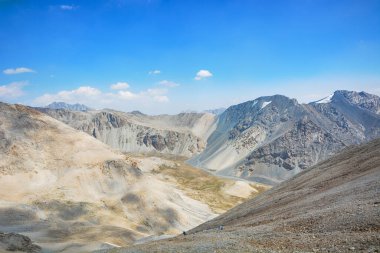 Güzel bulutları olan dağlarda yürüyüş parkı olan huzurlu bir yaz manzarası. Ulusal park. Güzel manzara. Alai sırtı dağları, Pamir, Osh, Kırgızistan