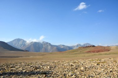 Güzel bulutları olan dağlarda yürüyüş parkı olan huzurlu bir yaz manzarası. Ulusal park. Güzel manzara. Alai sırtı dağları, Pamir, Osh, Kırgızistan