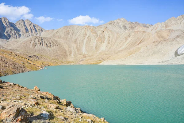 Dağlarda yürüyüş parkurları olan, güzel yeşil dağ çayırları olan, yansımalı gölü olan huzurlu yaz manzarası. Alai sırtı dağları, Pamir, Osh, Kırgızistan