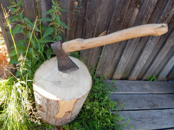 Demir balta bir bloğa sıkışmış.