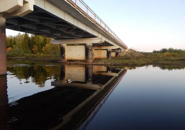 Nehir üzerindeki otomobil köprüsü. yansıma