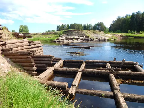 Bir nehir barajının kalıntıları.