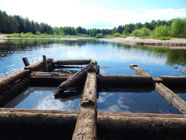 Bir nehir barajının kalıntıları.