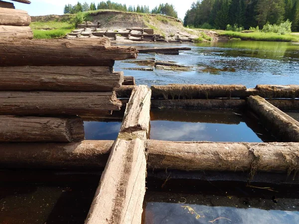 Bir nehir barajının kalıntıları.