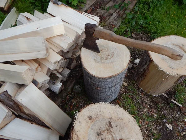 Demir balta bir bloğa sıkışmış.