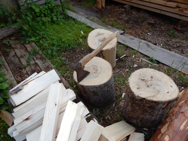 Demir balta bir bloğa sıkışmış.