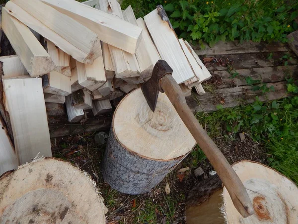 Demir balta bir bloğa sıkışmış.