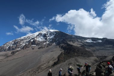 Dağ 'a doğru yürüyoruz. Kilimanjaro