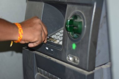 Adam parasını çekmek için ATM kullanıyor. PIN girişi ya da ATM 'ye giriş kodu, otomatik vezne makinesinin güvenlik kodu, ATM' ye giriş pimini kapat.
