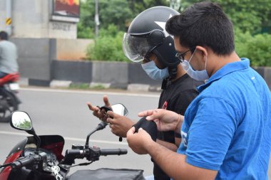 Hyderabad, Telangana, Hindistan. Temmuz-06-2020: Corona virüsü panik konsepti, yüz maskesi alan insanlar, korona virüsünden korunmak için koruma maskeleri