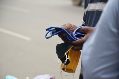 Korona virüsüne karşı koruyucu maske, Corona maskeleri yolda satmaya hazırlar, salgın konsepti, bir sürü maskesi var..