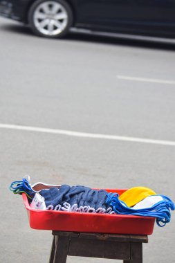 Korona virüsüne karşı koruyucu maske, Corona maskeleri yolda satmaya hazırlar, salgın konsepti, bir sürü maskesi var..