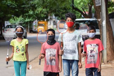 Hyderabad, Telangana, Hindistan. Temmuz-20-2020: Çocuklar korona virüsünden muzdarip. Oyun oynarken maske takıyorlar.
