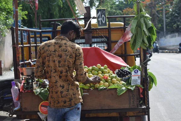 Hyderabad Telangana Hindistan Temmuz 2020 Meyve Arabası Yol Kenarında Insanlar — Stok fotoğraf