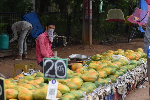 ハイデラバード テレグアナ インド 7月22日 2020年 道路脇の果物 道路脇の果物を販売する果物のトレーダーは コロナウイルス コロナパンデミックの時間から保護するためにフェイスマスクを着用しながら 人々は果物を購入しながら保護マスクを着用しています — ストック写真