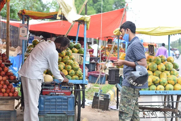 Hyderabad Telangana India Juli 2020 Fruit Aan Kant Van Weg — Stockfoto