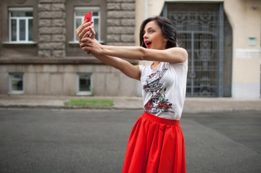 Güzel kız bir otoportre telefonda yapıyor