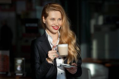 güzel bir kadın portresi bir fincan cappuccino ile