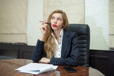 İş kadını düşünmek boş kopya alanı, genç çekici iş kadın düşünmek, fikir, klasör kalemi çene üzerinde tutmak için. Modern ofiste durulması kavramı