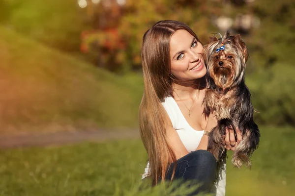 Menina Com Cabelo Comprido Segurando Cão — Fotografia de Stock