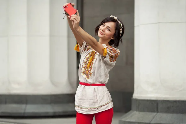 Kameraya seyir otoportre telefonla yapıyor güzel kız