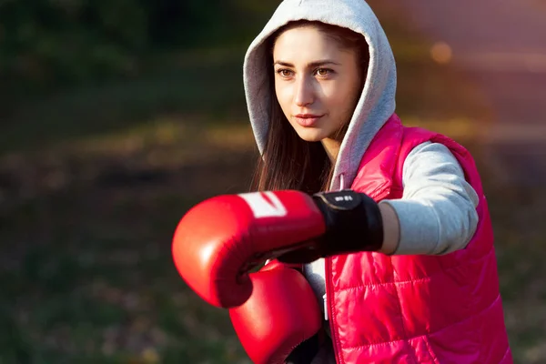 Güzel kız boks gün batımında devreye girer. Yakın çekim