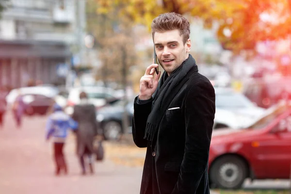 modern insan bir kentsel ortamda telefonda konuşuyor