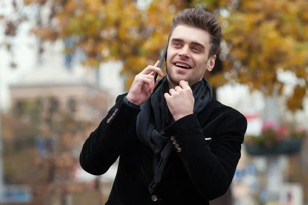 modern insan bir kentsel ortamda telefonda konuşuyor